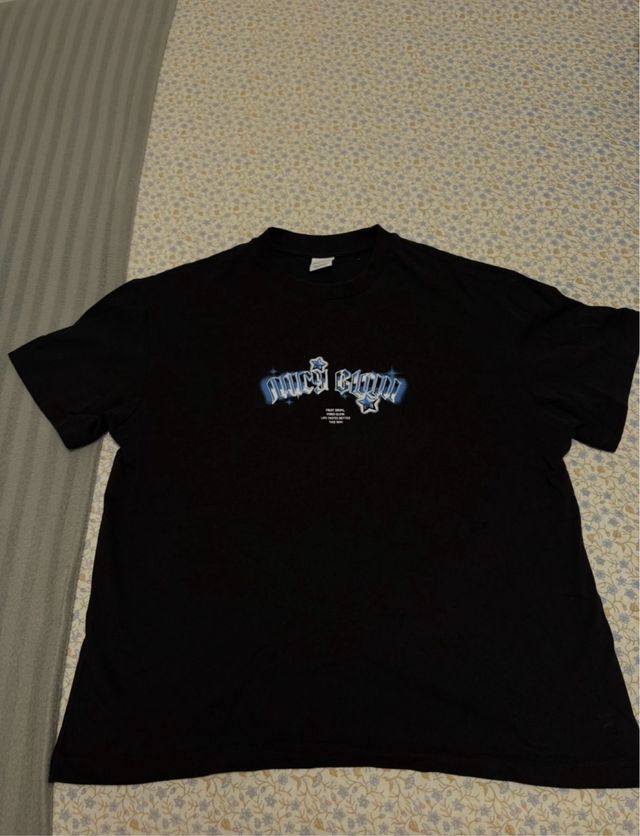 Camiseta Negra con Estrellas y Logo
