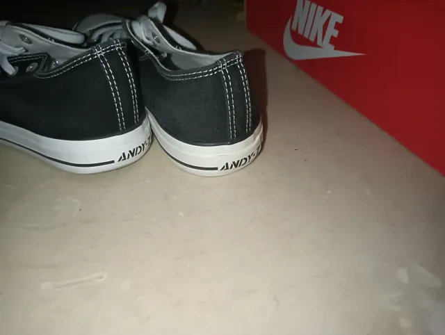 Deportivas Converse Negras y Blancas