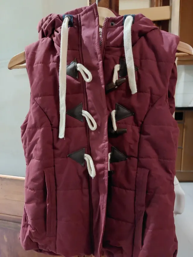 Chaleco granate con capucha y cordones