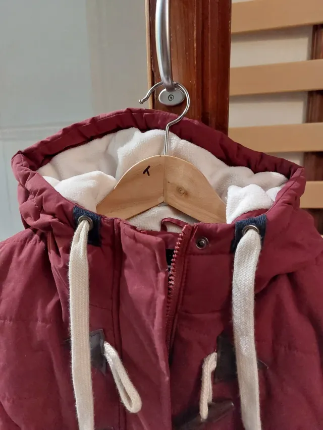 Chaleco granate con capucha y cordones