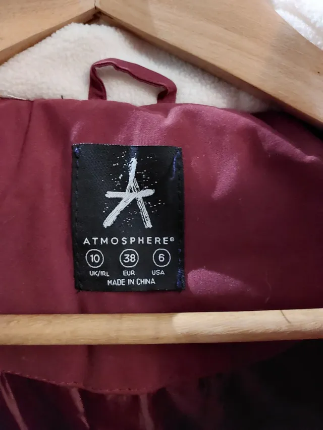 Chaleco granate con capucha y cordones