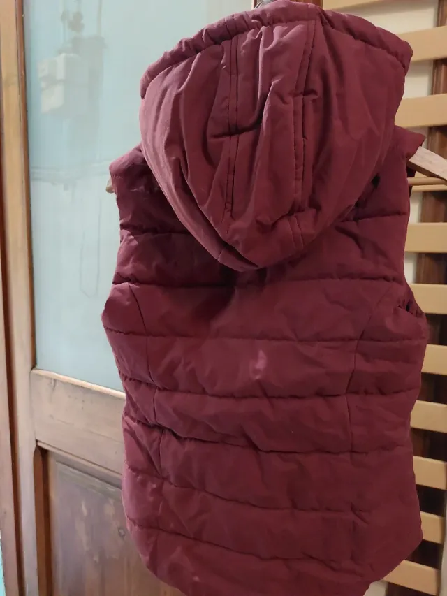 Chaleco granate con capucha y cordones