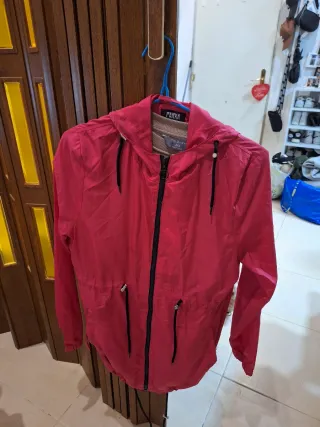 Chubasquero rojo con capucha