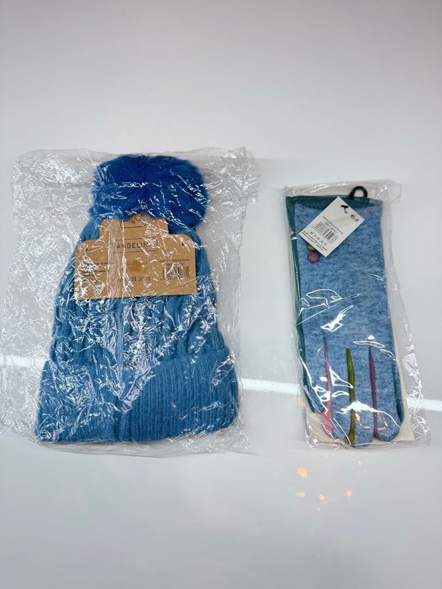 Conjunto invierno azul: gorro y guantes