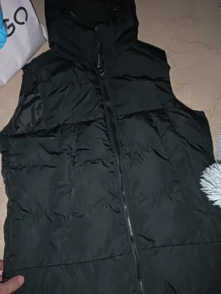 Chaleco acolchado negro con capucha