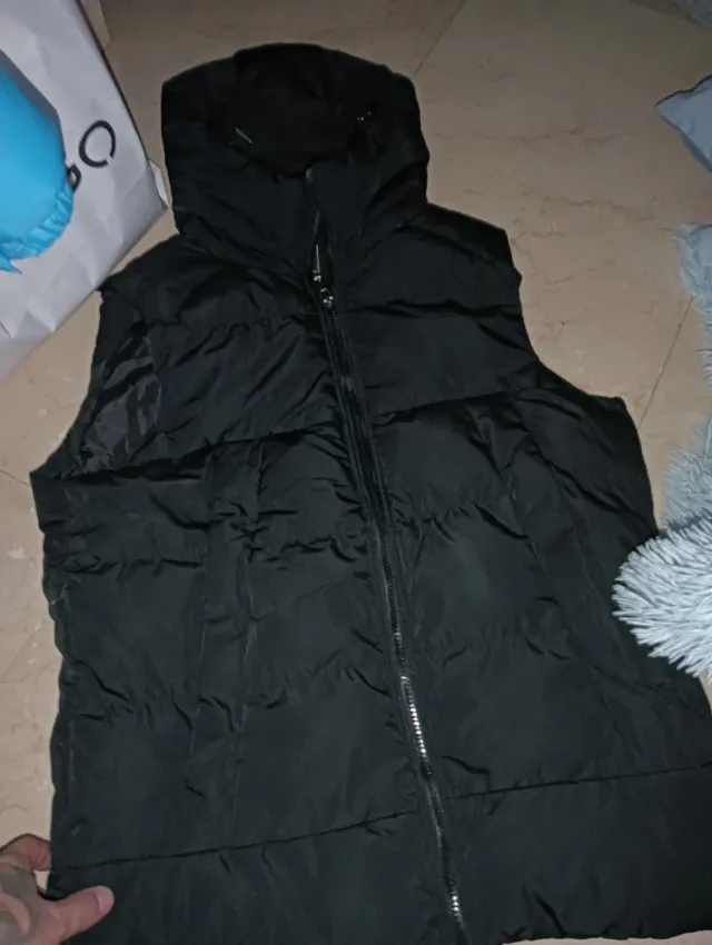 Chaleco acolchado negro con capucha