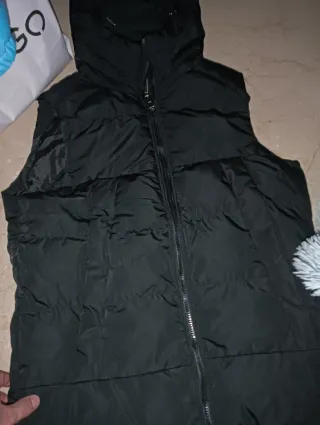 Chaleco acolchado negro con capucha