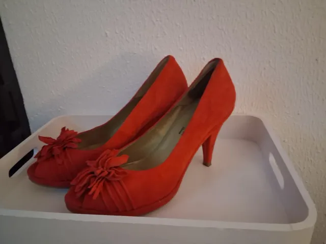 Zapatos de ante rojos con flor