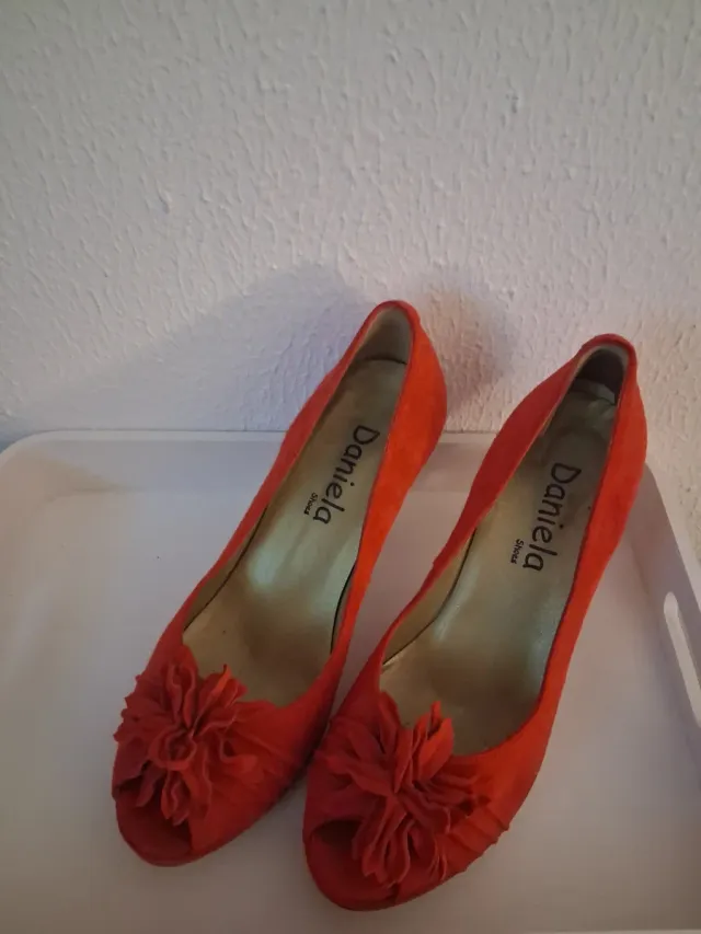 Zapatos de ante rojos con flor