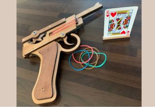 Pistola in legno con 6 elastici