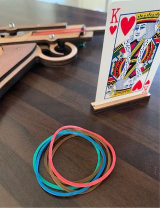 Pistola in legno con 6 elastici