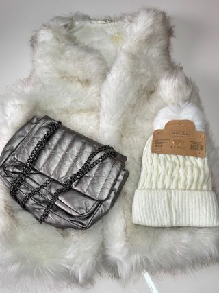Chaleco peluche blanco y cartera plateada