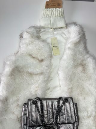 Chaleco peluche blanco y cartera plateada