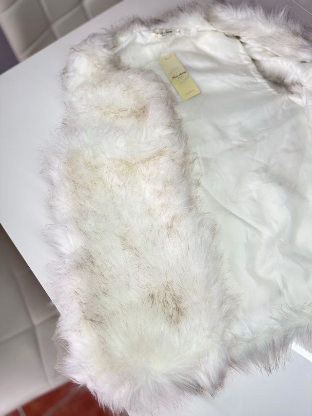 Chaleco peluche blanco y cartera plateada