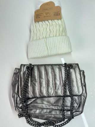 Chaleco peluche blanco y cartera plateada