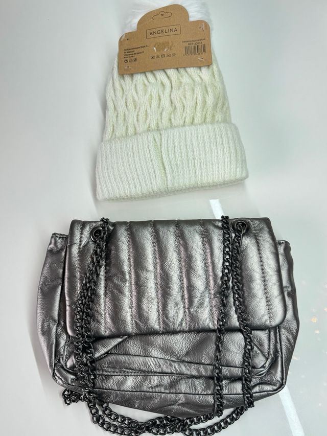 Chaleco peluche blanco y cartera plateada