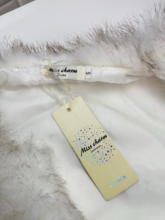 Chaleco peluche blanco y cartera plateada