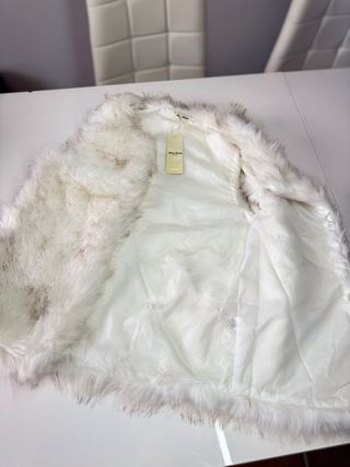 Chaleco peluche blanco y cartera plateada
