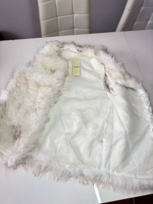 Chaleco peluche blanco y cartera plateada