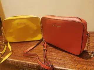 BOLSOS PEQUEÑOS ROJO Y Amarillo. Abrir fotos