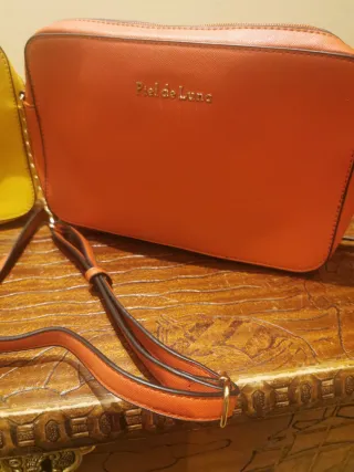 BOLSOS PEQUEÑOS ROJO Y Amarillo. Abrir fotos