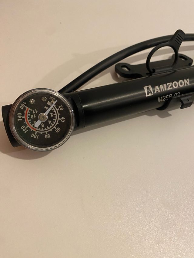 Bomba para patinete con válvula antiretorno