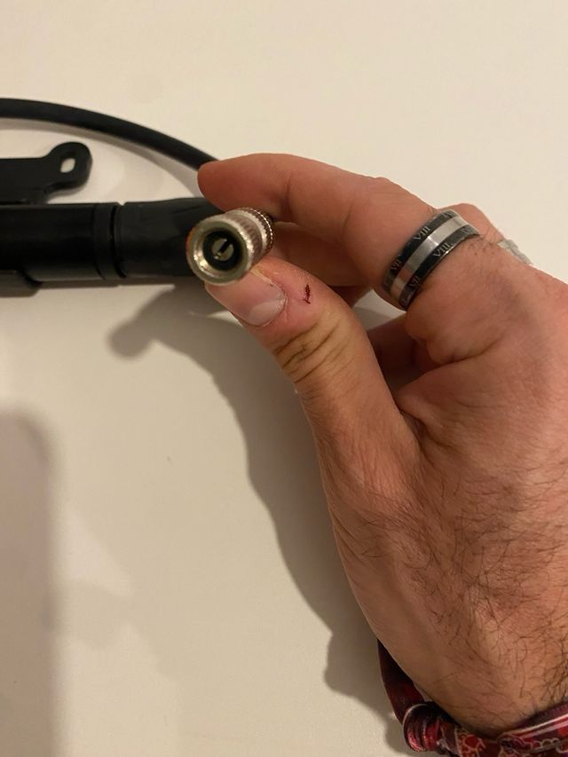 Bomba para patinete con válvula antiretorno