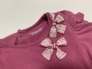 Camiseta rosa con lazos