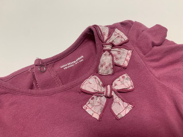 Camiseta rosa con lazos