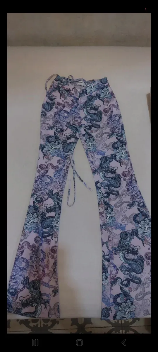 Pantalones acampanados con estampado de dragones