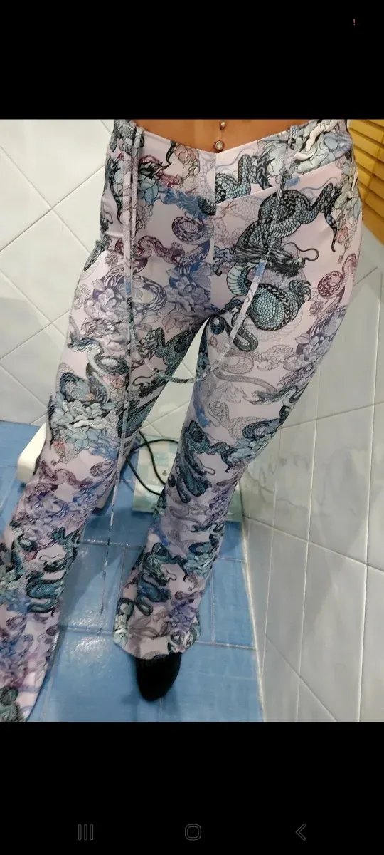 Pantalones acampanados con estampado de dragones
