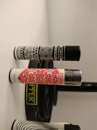 Pack 21 • Set 4 accendini Clipper design assortiti