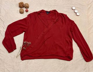 Blusa cruzada burdeos