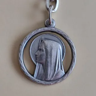 Llavero plateado con medalla de la Virgen o Madona
