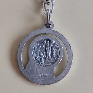 Llavero plateado con medalla de la Virgen o Madona