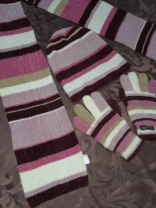 Conjunto bufanda, gorro y guantes mujer tonos rosa
