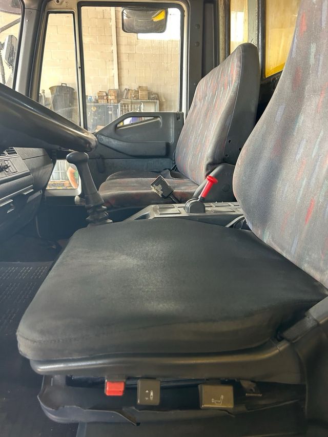 camión Iveco euro cargó con plataforma elevadora