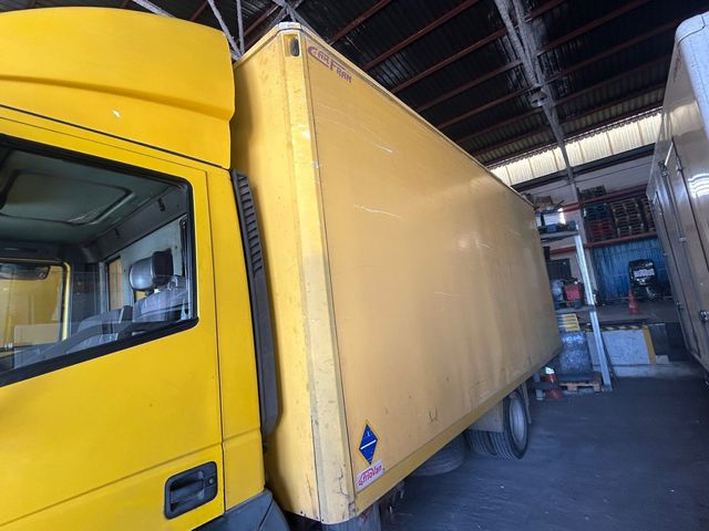 camión Iveco euro cargó con plataforma elevadora