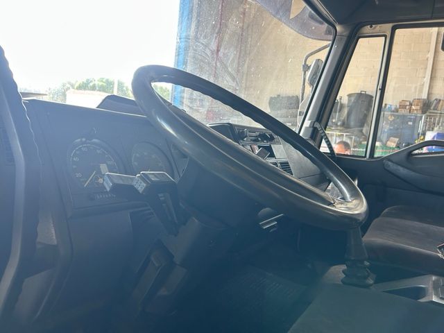 camión Iveco euro cargó con plataforma elevadora