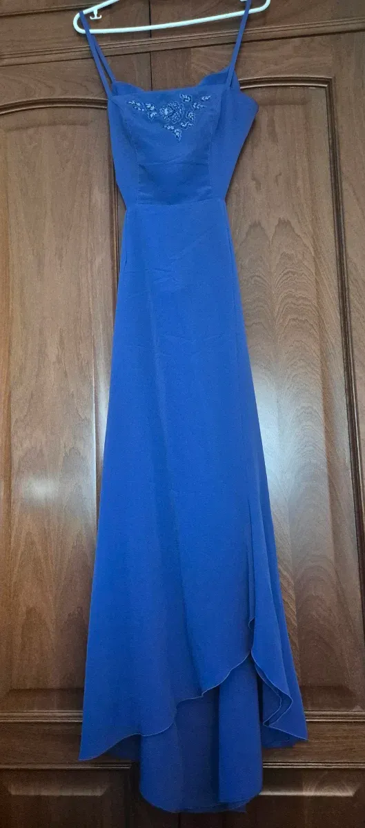 Vestido fiesta azul eléctrico con chal