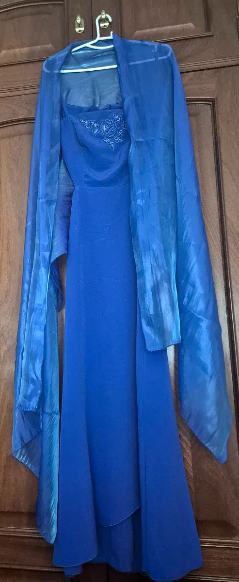 Vestido fiesta azul eléctrico con chal