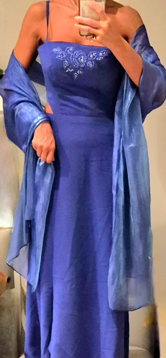 Vestido fiesta azul eléctrico con chal