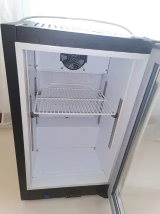 Nevera expositora pequeña Schweppes