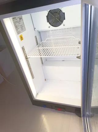 Nevera expositora pequeña Schweppes