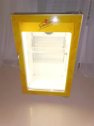 Nevera expositora pequeña Schweppes