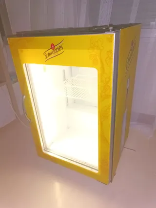 Nevera expositora pequeña Schweppes