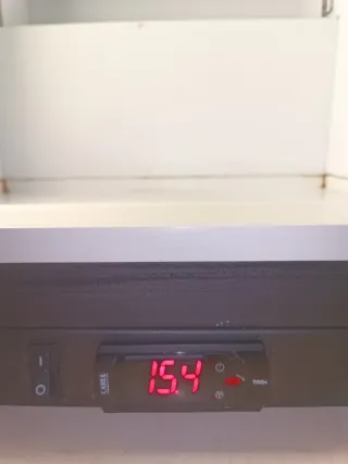 Nevera expositora pequeña Schweppes