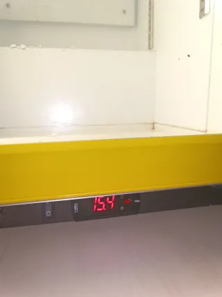 Nevera expositora pequeña Schweppes