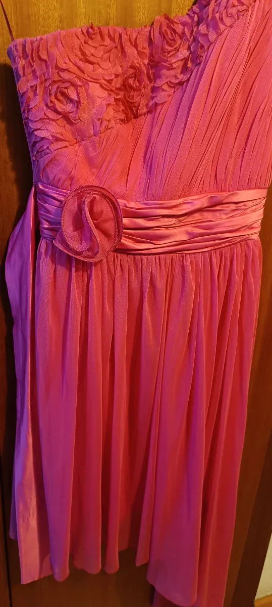 Vestido de fiesta fucsia con flores