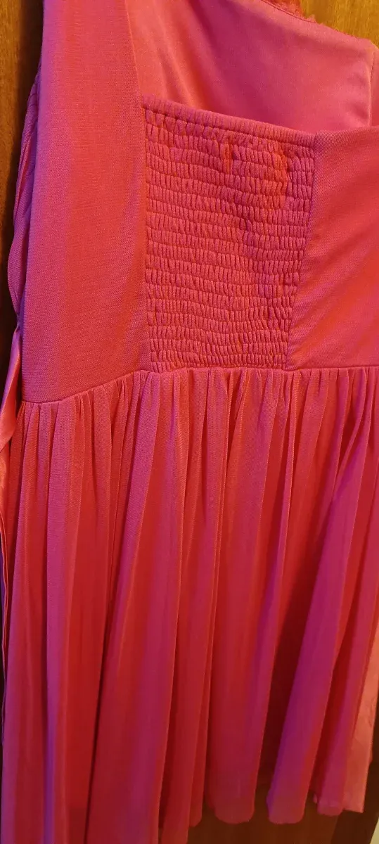 Vestido de fiesta fucsia con flores